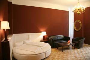 2 person family 1 room apartment and 1 child with king bed, private facilities, and breakfast